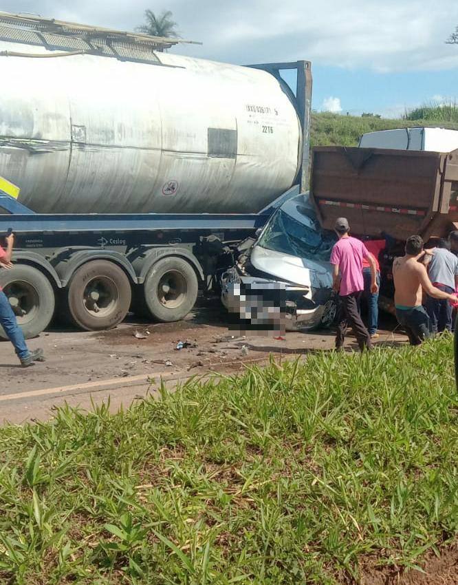 Um veículo ficou prensado com o impacto