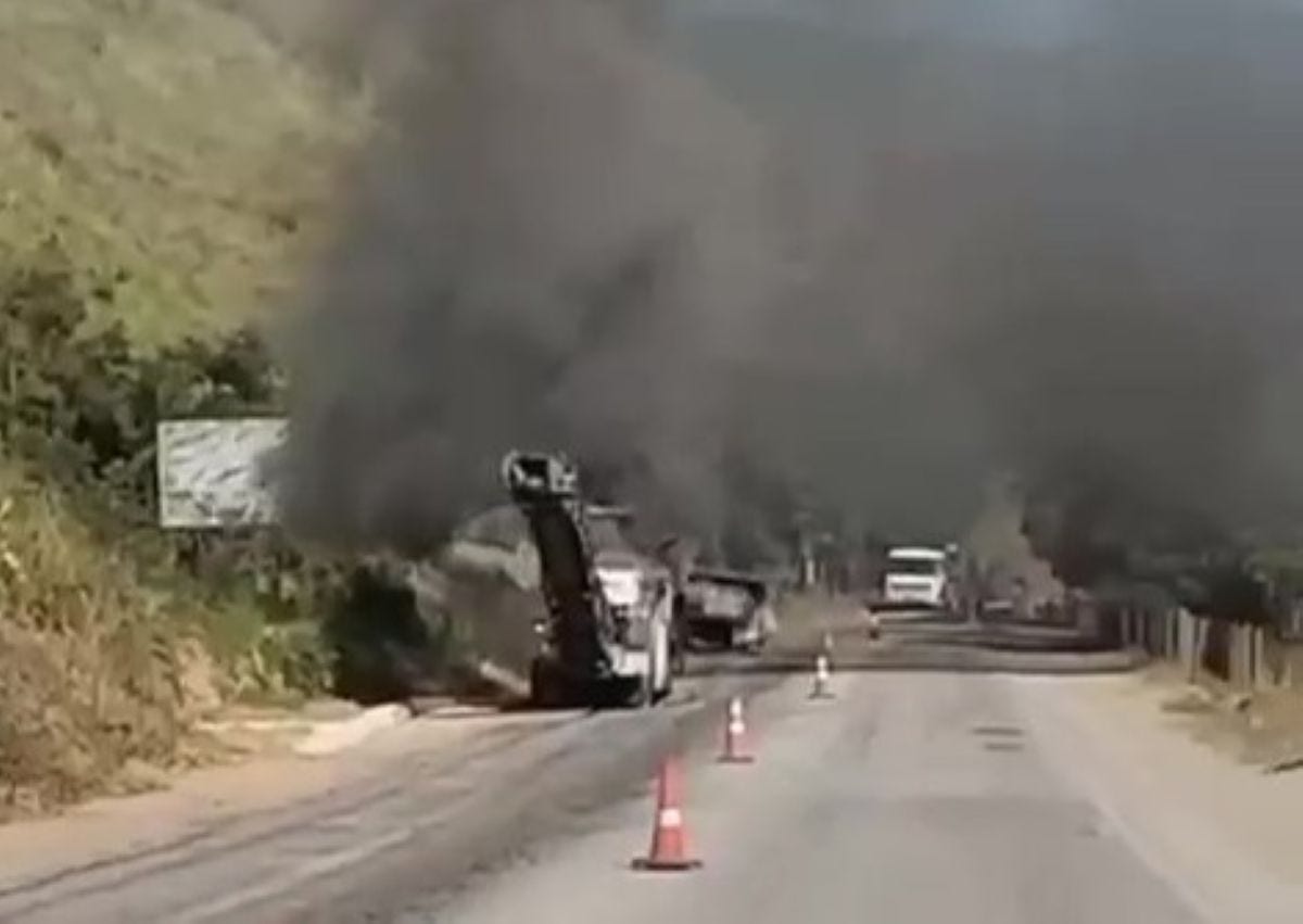 Máquina que fazia recapeamento da BR-381 pega fogo  