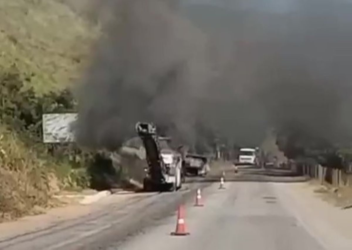 Máquina que fazia recapeamento da BR-381 pega fogo  