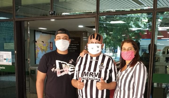 O bancário e a família saindo do hospital