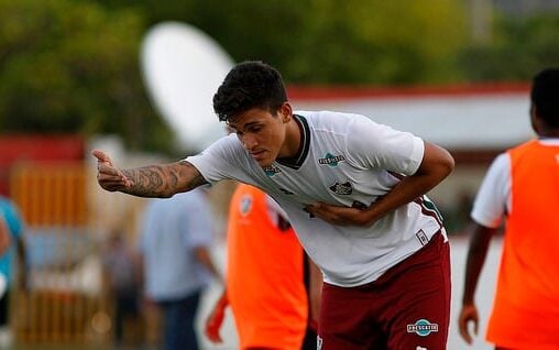 Pedro fazendo sua tradicional comemoração da reverência (Foto: Nelson Perez/Fluminense F.C.)