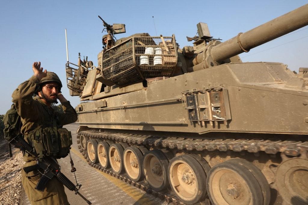 Um soldado israelense dirige um obuseiro autopropulsado perto da cidade de Ashkelon, no sul do país, em 8 de outubro de 2023