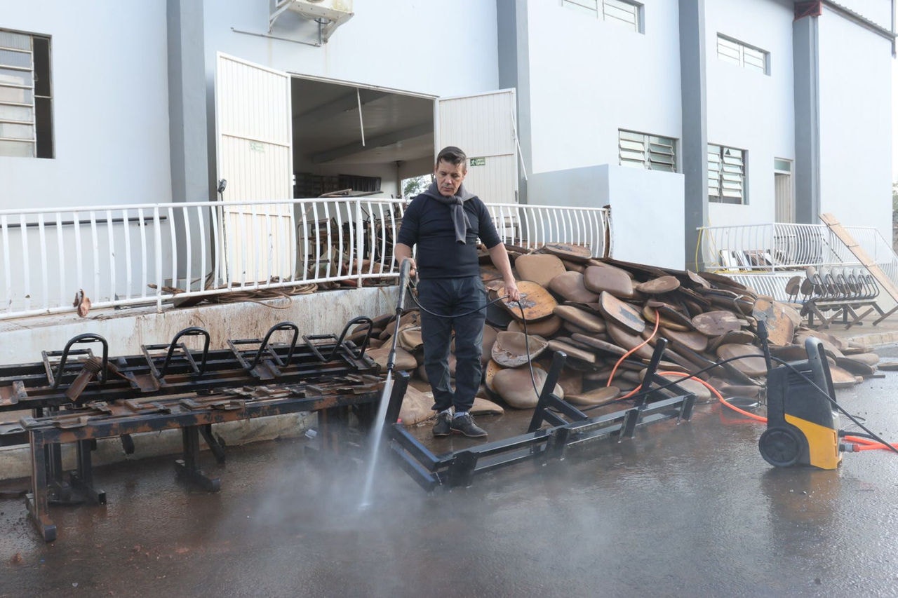 Limpeza na cidade de Estrela: neste momento, empresas avaliam os prejuízos provocados pelas enchentes