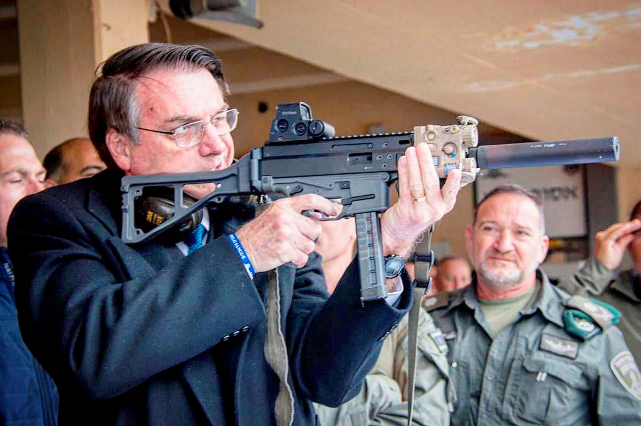 Bolsonaro armas fuzil