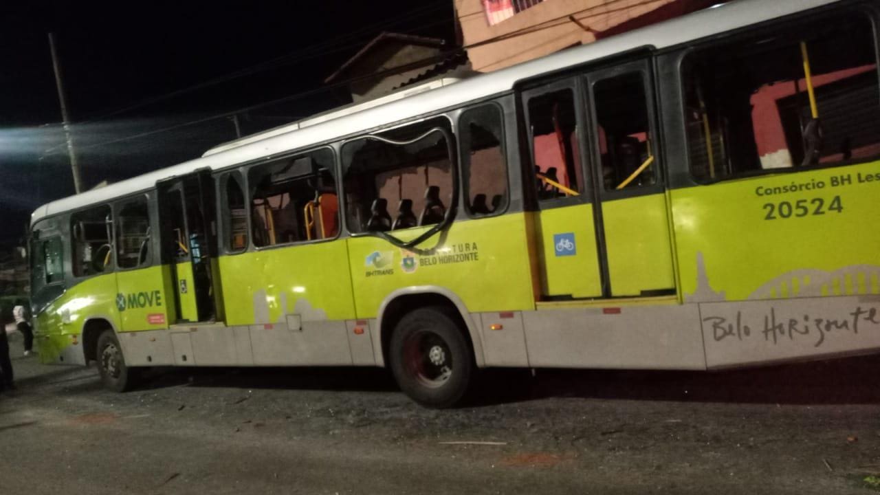 Ônibus foi depredado por um grupo de cerca de 30 torcedores do Cruzeiro na noite deste domingo (28)