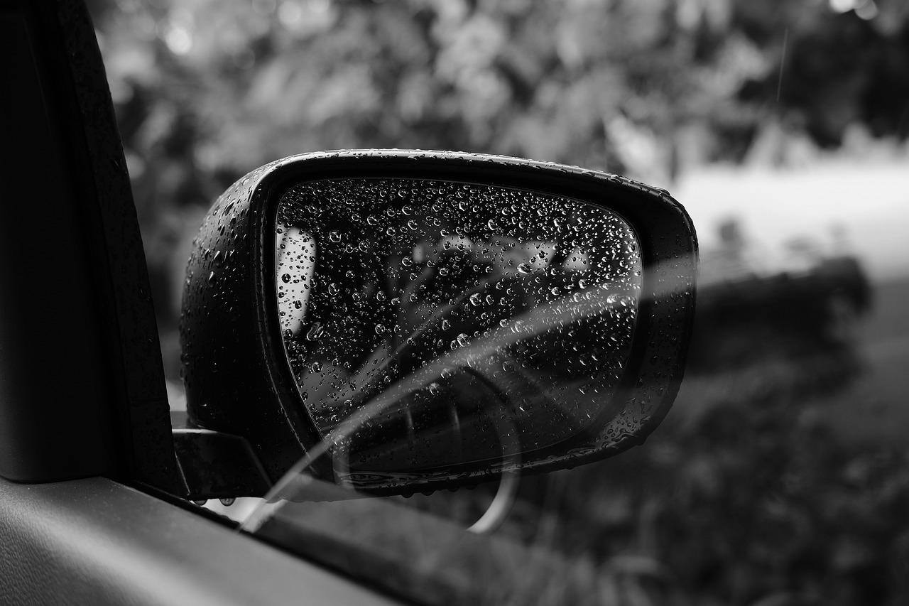 Imagem mostra foto de vidro e retrovisor de veículo