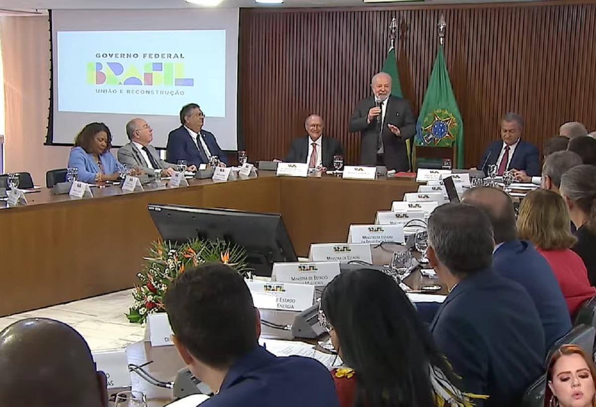 Lula cobra 'educação' em relação de ministérios com a Secom para comunicação 'com mais profissionalismo'