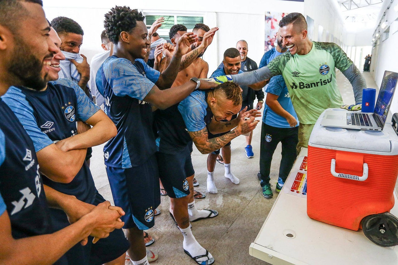 Jogadores comemoram a convocação de Éverton, para os amistoso da seleção brasileira nos Estados Unidos