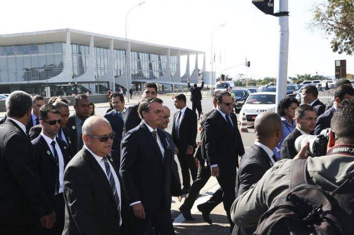Jair Bolsonaro foi a pé do Palácio do Planalto ao Congresso, onde recebeu medalha de honra
