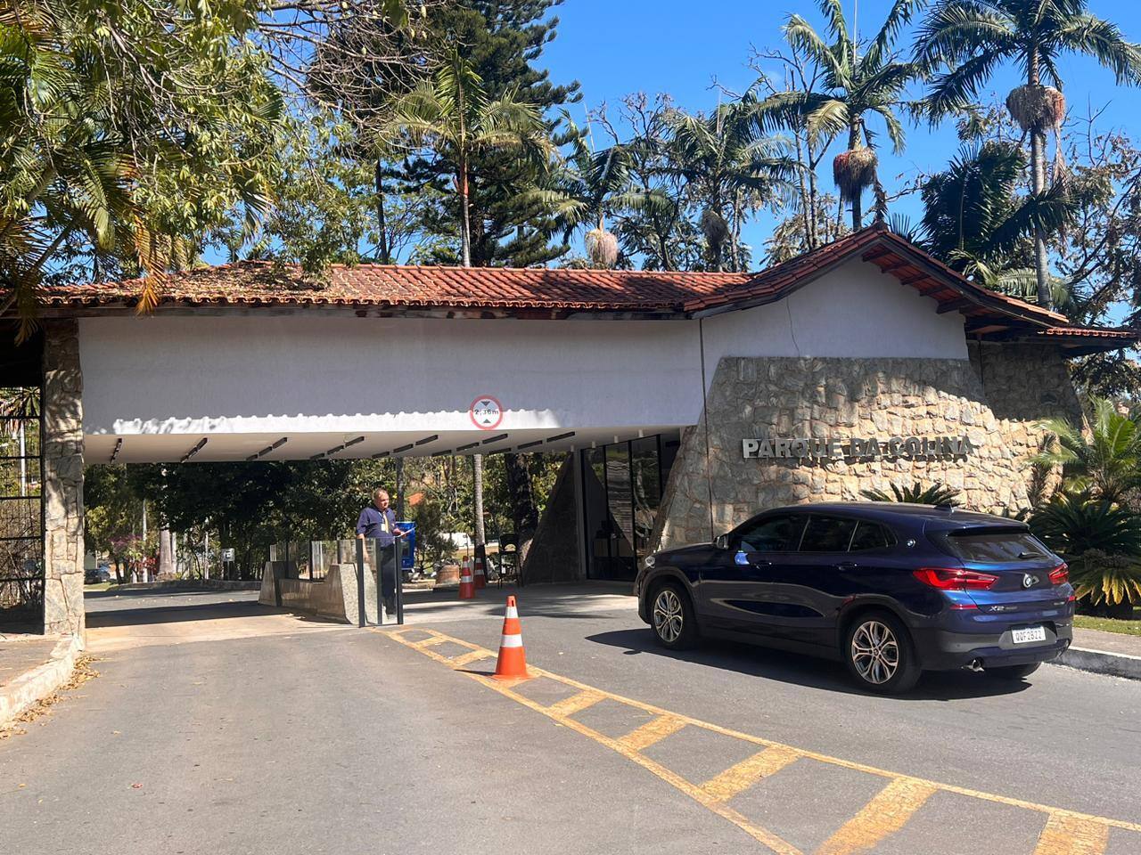 Fachada do Cemitério Parque da Colina, em BH