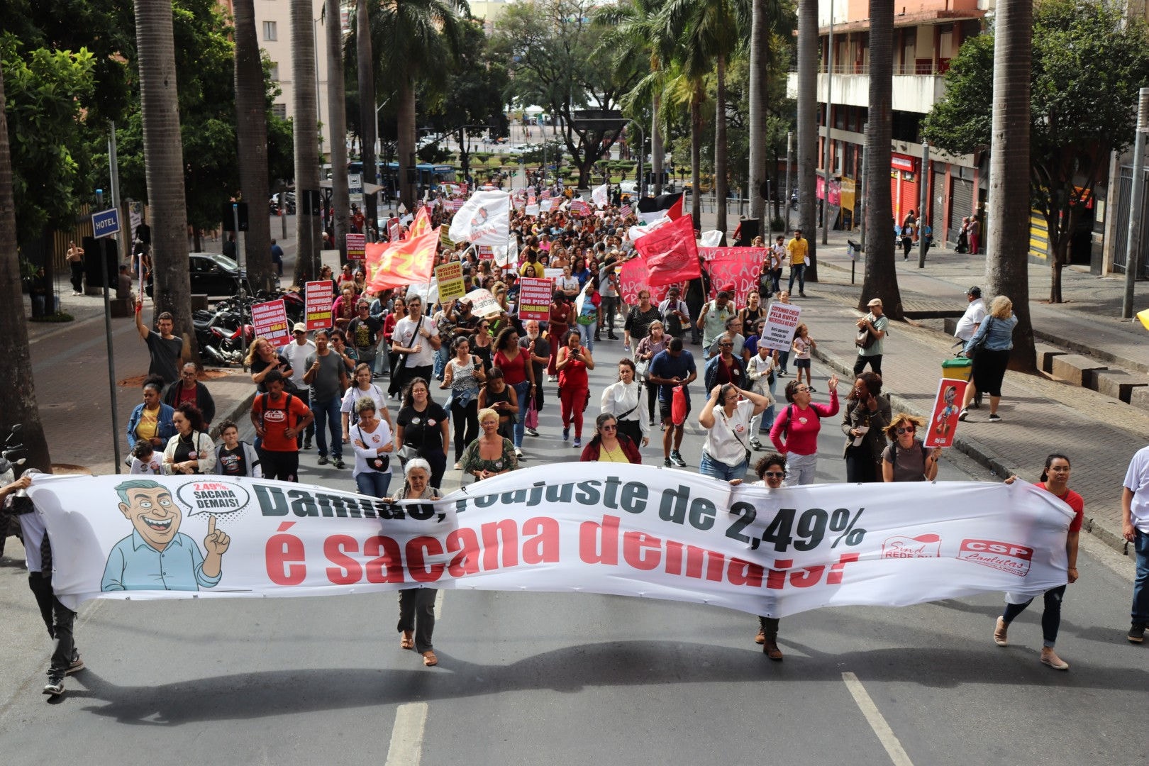 Professores fizeram passeata após votarem pela continuidade da greve