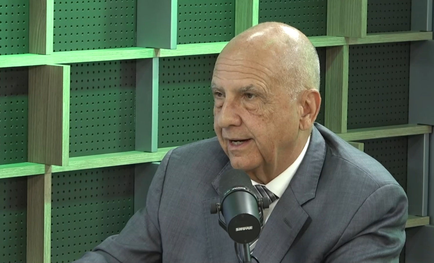 Segundo o parlamentar, Minas precisa oferecer imóveis ao governo federal para abater a dívida, mas a União “não fala se vai aceitar e qual valor” além de  "não falar quais são os imóveis que ela quer”.
