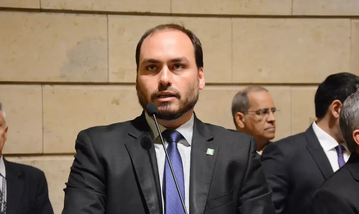 Vereador Carlos Bolsonaro publicou crítica a governadores; irmão, deputado Eduardo Bolsonaro, compartilhou a mensagem