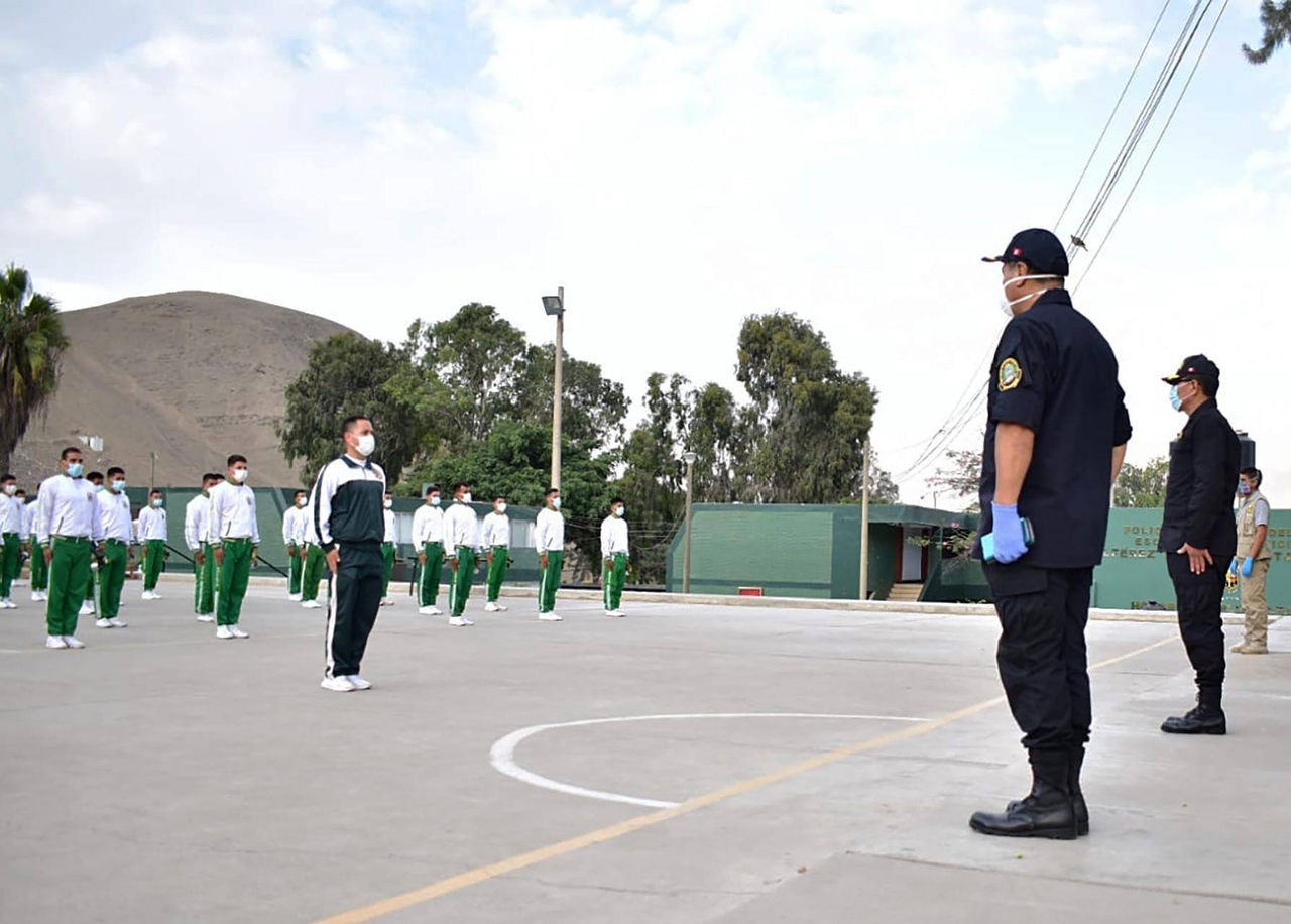 Mais de 500 alunos de escola de polícia são infectados por coronavírus no Peru