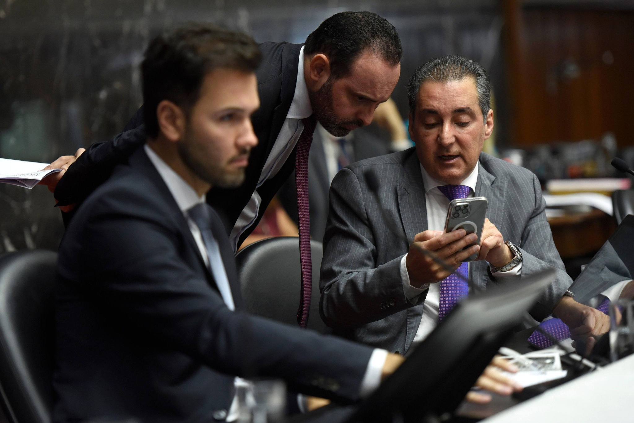 O presidente Tadeu Martins Leite (MDB, à esq.), o Tadeuzinho, o líder da oposição, Ulysses Gomes (PT, centro), e o líder do governo, João Magalhães (MDB, à direita)