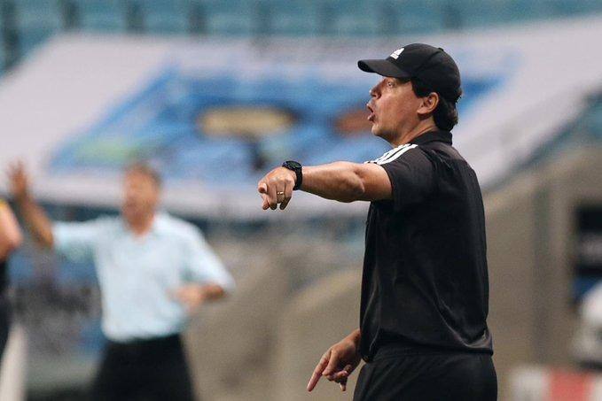 Fernando Diniz vive uma situação delicada no Fluminense