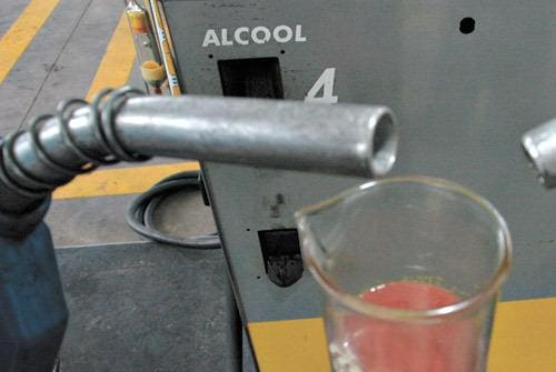 Etanol em alta tem relação com fluxo de caixa e lei da oferta e da demanda, segundo economista do Uni-BH