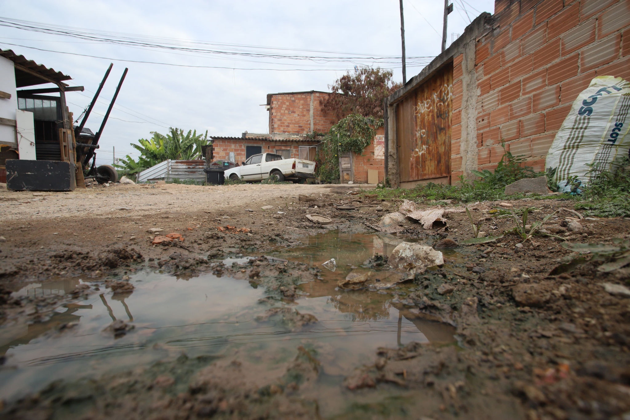 Moradores da ocupação Guarani Kaiowá, em Contagem, convivem com esgoto a céu aberto