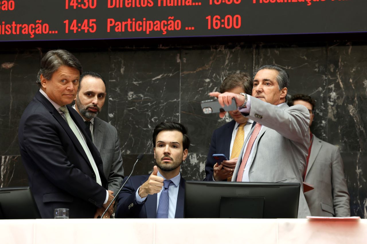 Aprovado com 48 votos favoráveis e três contrários cerca de 20 dias após chegar à Assembleia, o reembolso vai contemplar gastos com “serviços profissionais médicos, paramédicos, farmacêuticos e odontológicos”