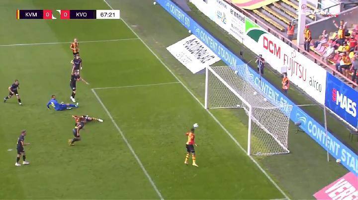 Pelo KV Mechelen, o meia Aster Vranckx perdeu um gol incrível no Campeonato Belga