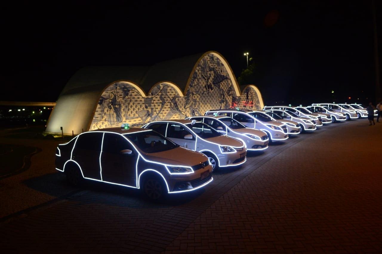 Táxis de BH vão rodar com iluminação de Natal