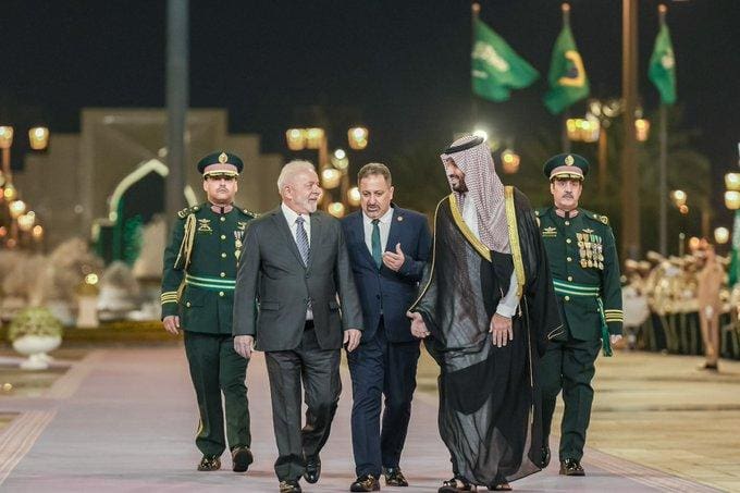 Na imagem, o presidente da República, Luiz Inácio Lula da Silva (PT), e Mohammed bin Salman, príncipe herdeiro e primeiro-ministro da Arábia Saudita