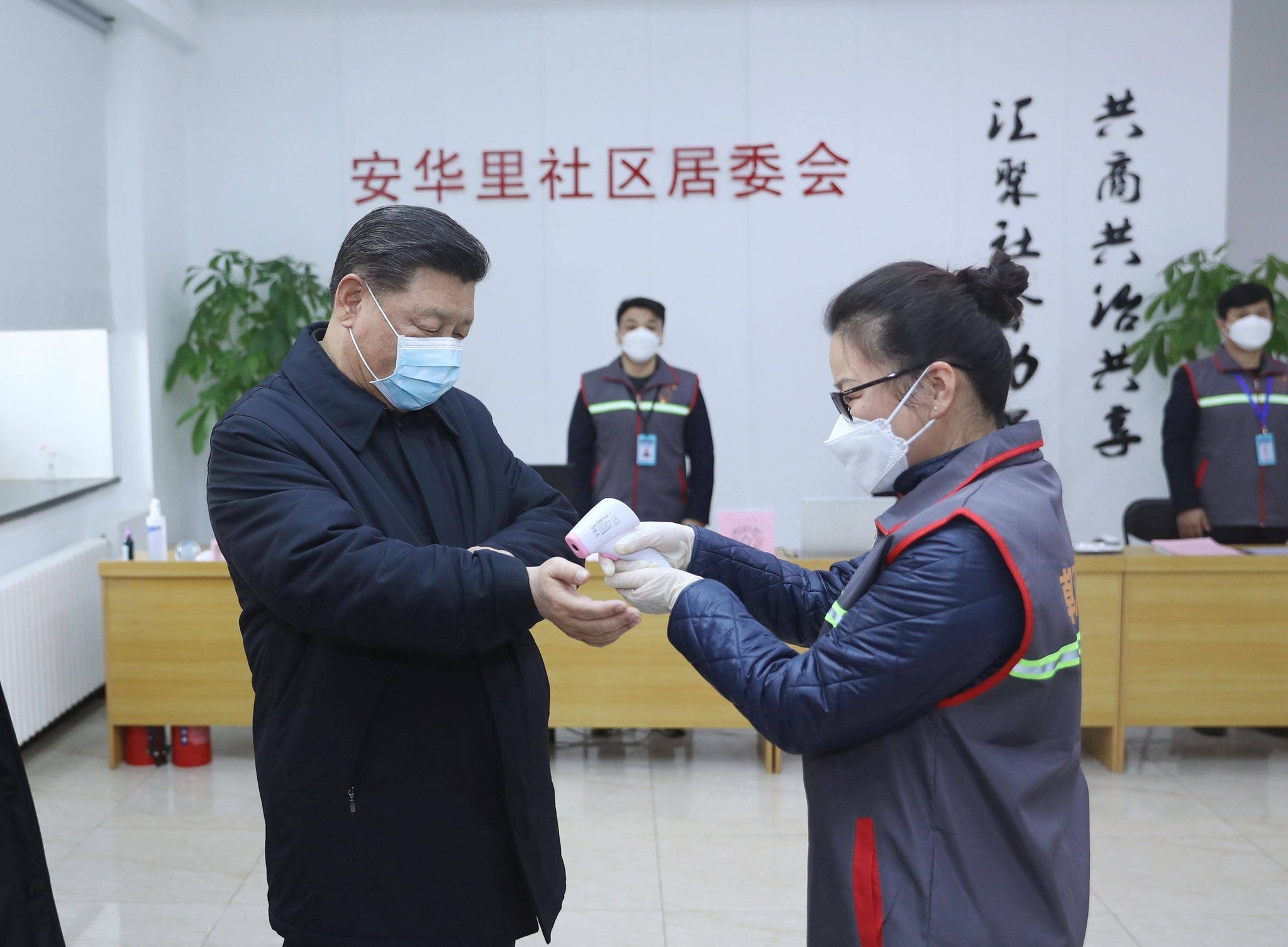 Presidente chinês Xi Jinping se protege usando máscara