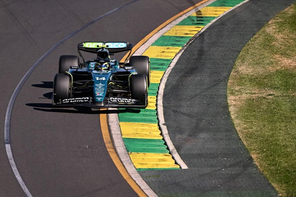 O piloto espanhol da Aston Martin, Fernando Alonso, dirige durante o Grande Prêmio da Austrália de Fórmula 1 no Albert Park Circuit, em Melbourne, em 24 de março de 2024