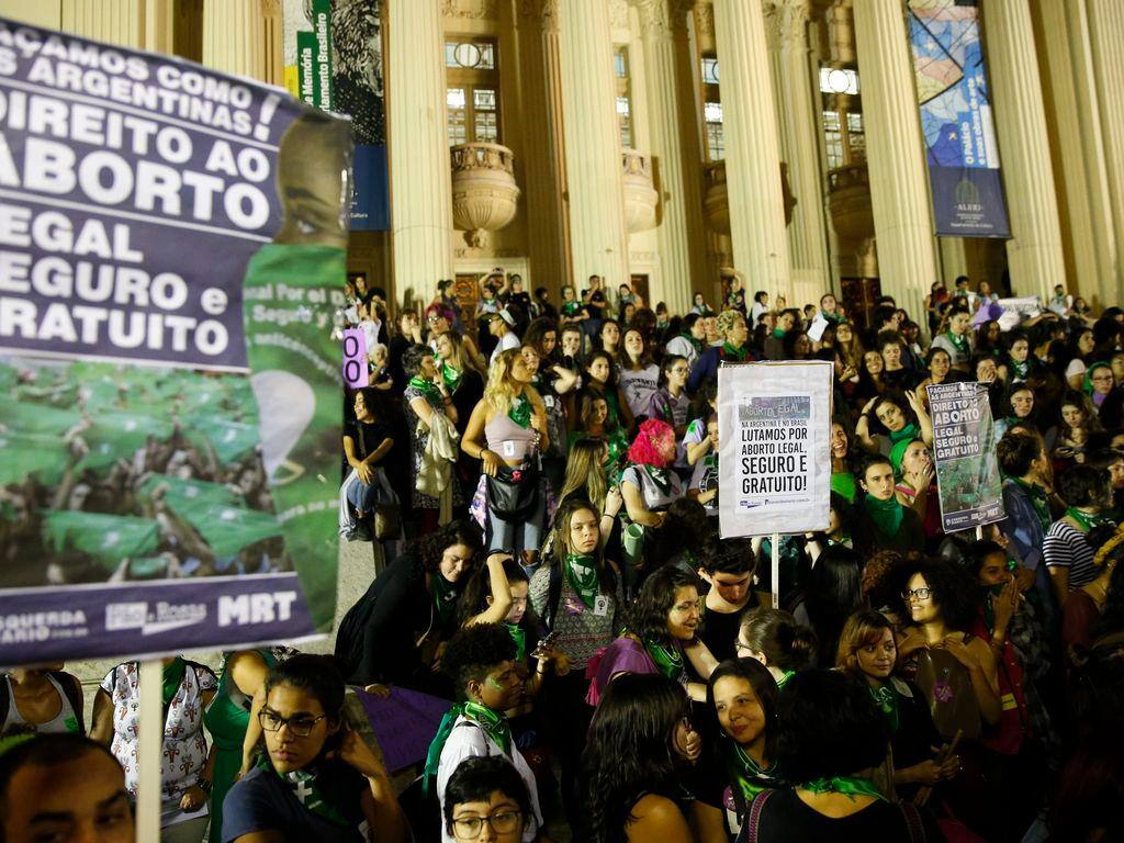 Ativistas vão às ruas do centro do Rio de Janeiro em marcha pela legalização do aborto na América Latina