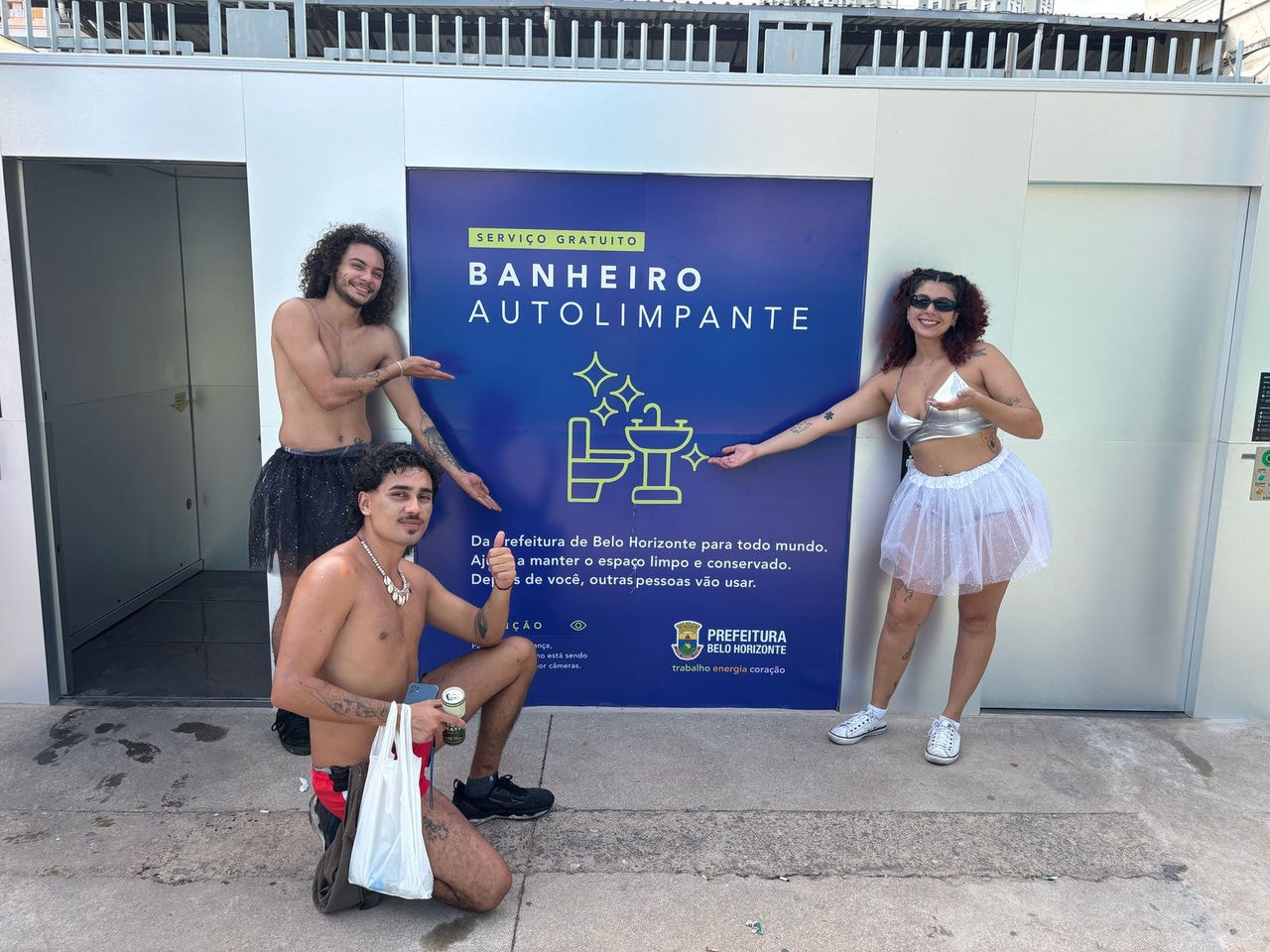 Foliões aprovam banheiro autolimpante instalado pela Prefeitura de BH