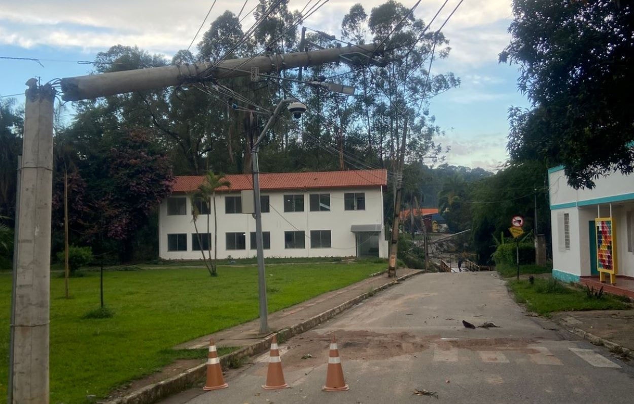 Postes e árvores caíram durante forte chuva em Ibirité, na Grande BH 