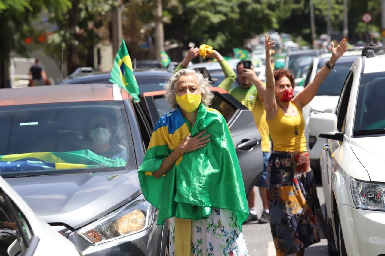 Manifestantes fazem ato pró-Bolsonaro