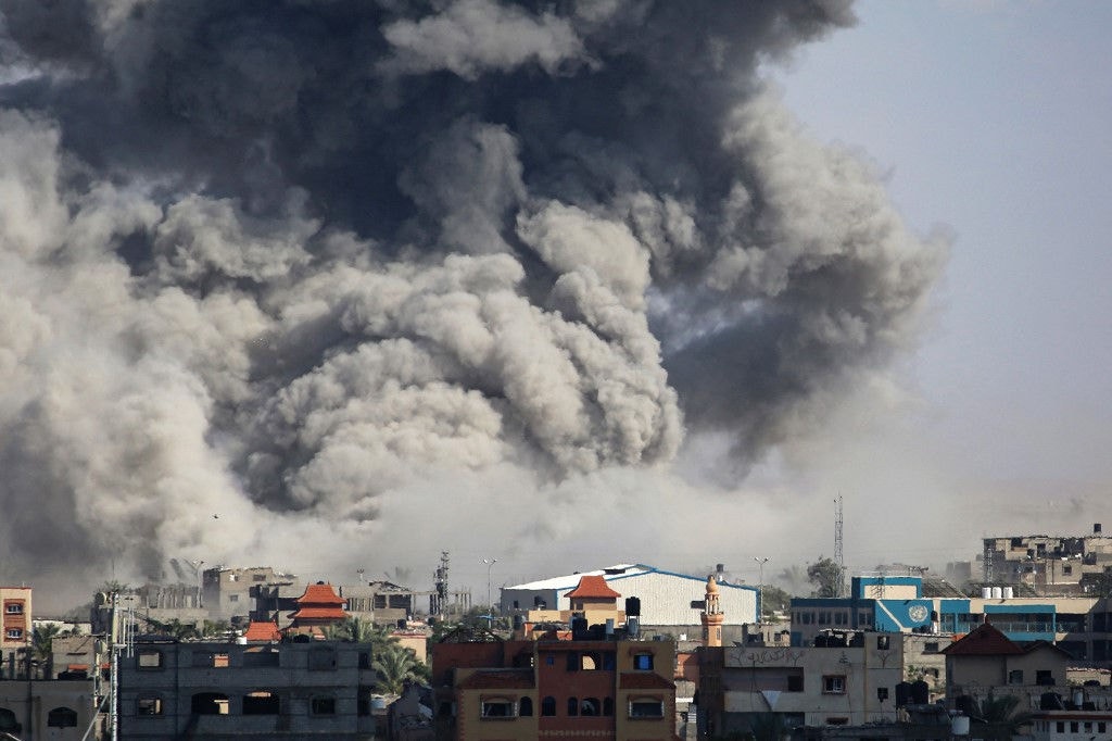 Coluna de fumaça em Rafah, no Sul de Gaza, após ataque 