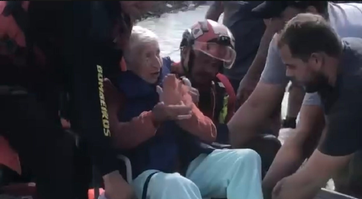A senhora, de 97 anos, aplaudiu os bombeiros durante o resgate