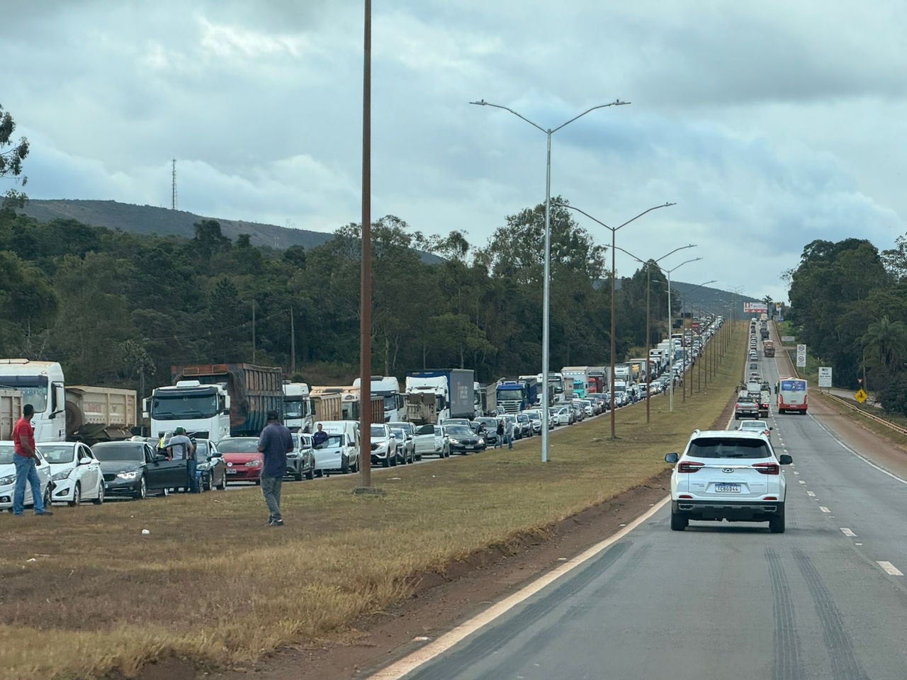 Trânsito está completamente parado na rodovia