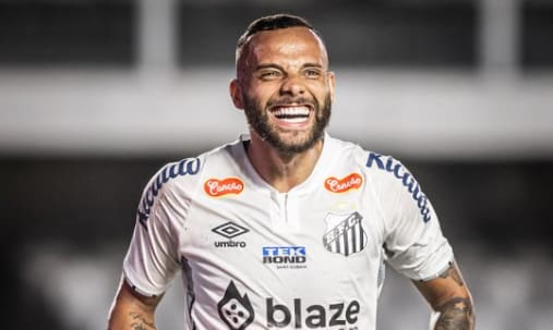 Santos não fez uma grande estreia na Série B, mas contou com o brilho de Pedrinho para vencer o Paysandu por 2 a 0