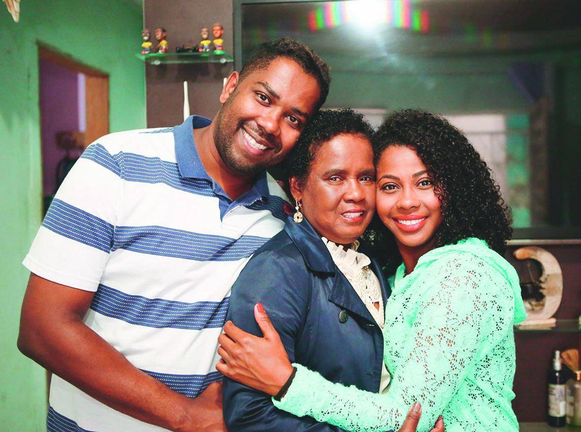 Heroína A enfermeira Denise da Cruz, 59, com dois de seus três filhos, Rafael, 28, e Joice, 30; ela tem ainda Henrique, 33