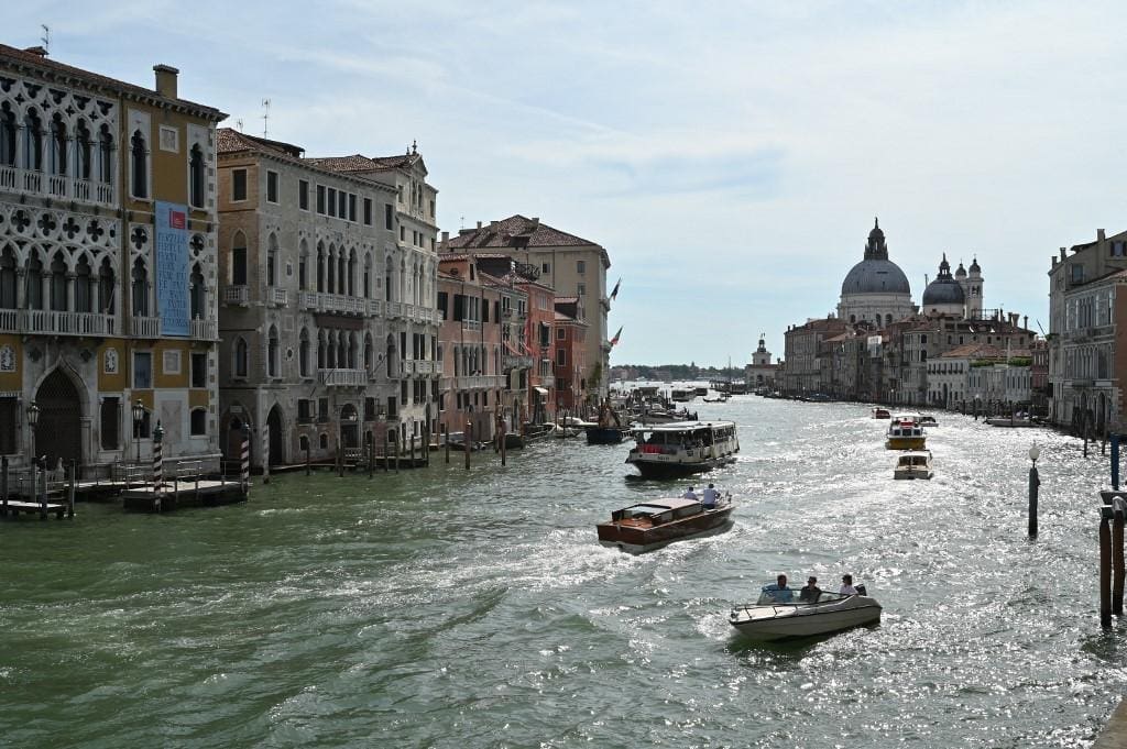 Veneza cheia durante alta temporada 3182023