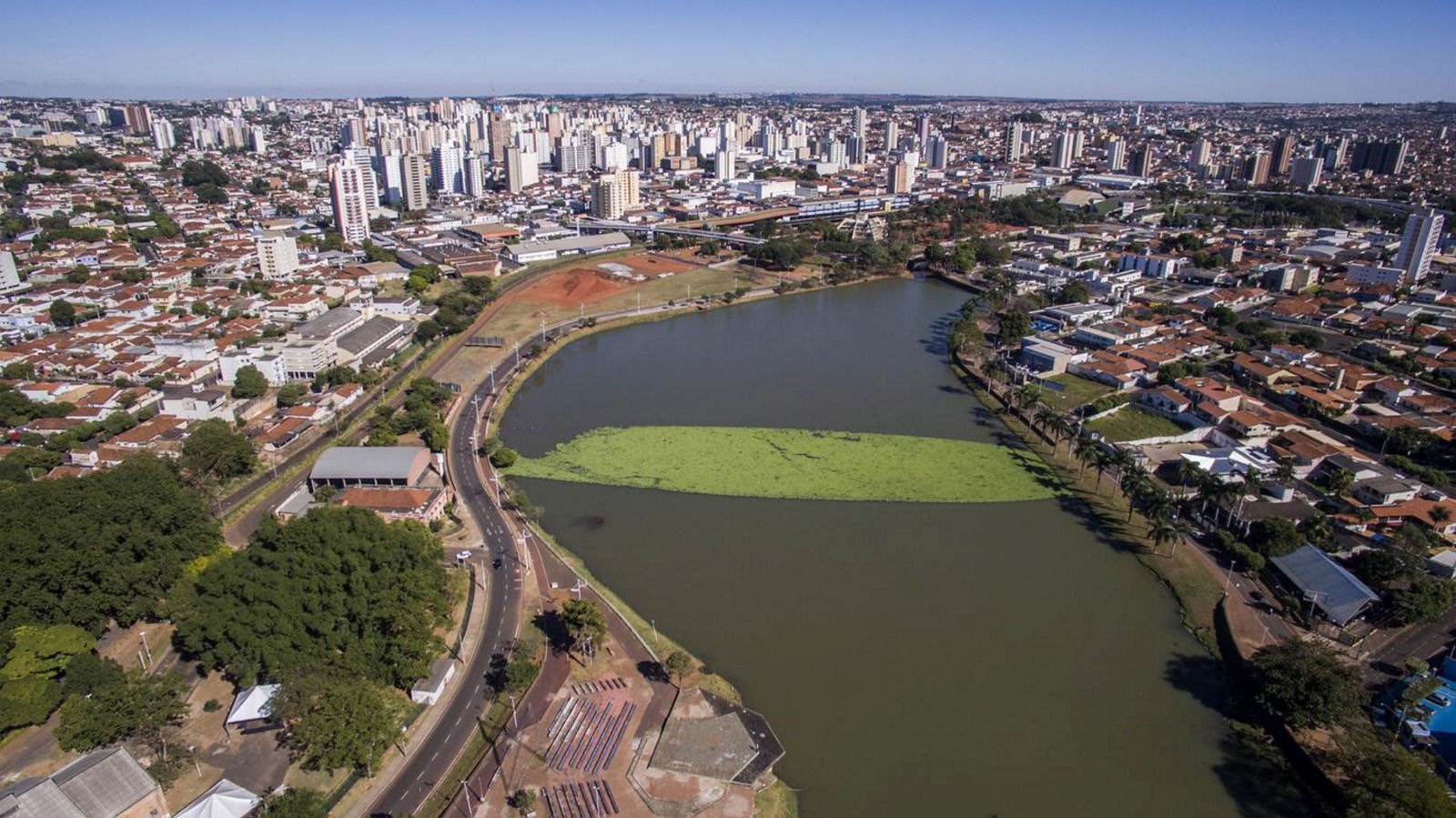 Vista de São José do Rio Preto, com a represa em primeiro plano