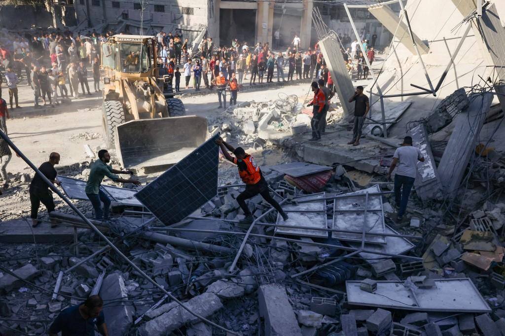 Ataque aéreo em prédio em Rafah, no sul de Gaza 26102023
