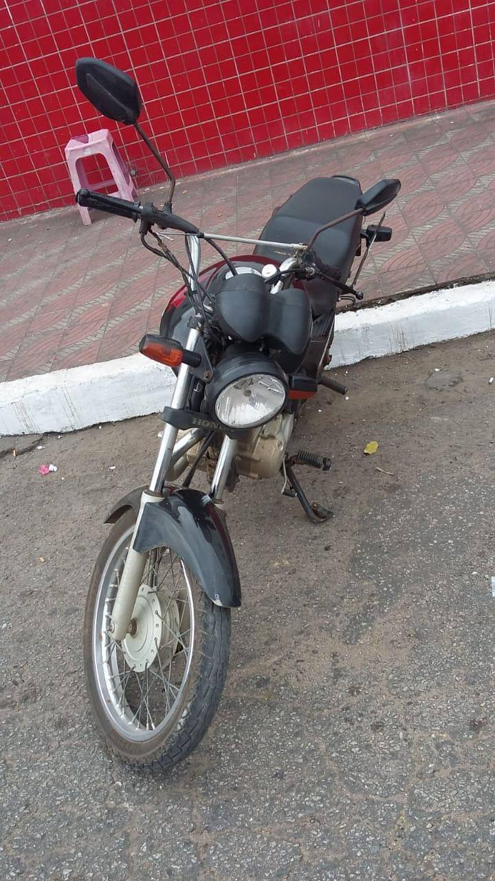 A moto do suspeito foi apreendida pela polícia