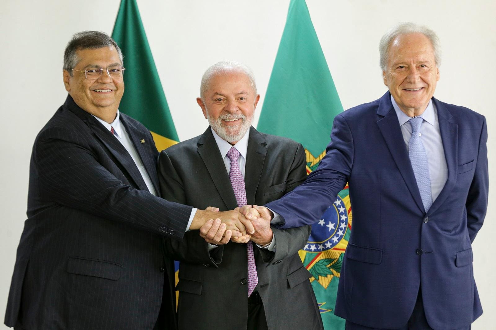 Na ordem: Flávio Dino, Lula e Ricardo Lewandowski no anúncio do novo chefe da Justiça nesta quinta-feira (11)