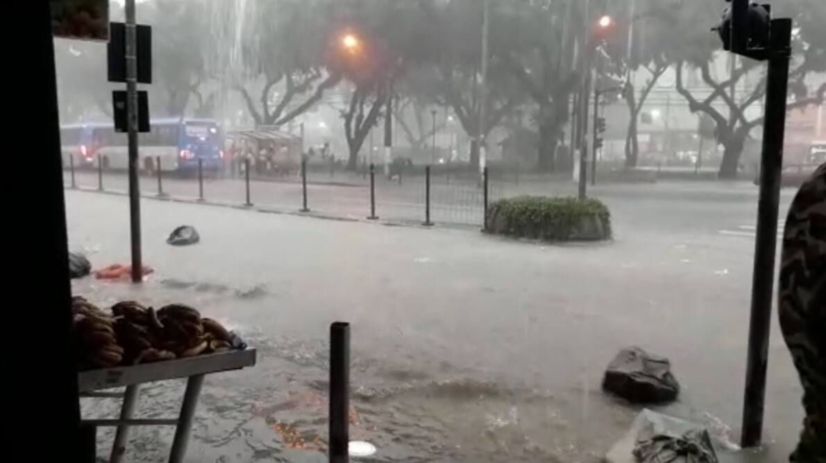 Vídeo mostra a enxurrada na avenida Rio Branco