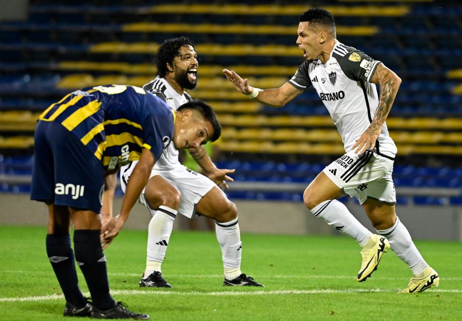 Paulinho comemora gol do Atlético sobre o Rosario Central