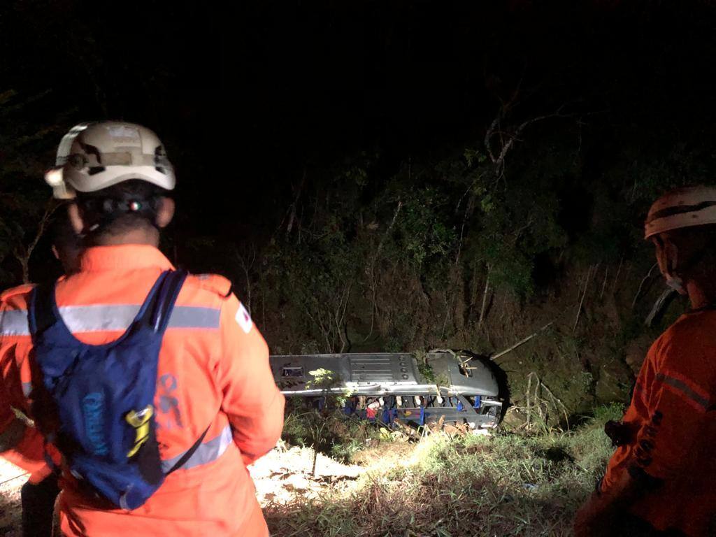 BR-381: Ônibus cai em ribanceira e deixa 2 mortos e 34 feridos em João Monlevade