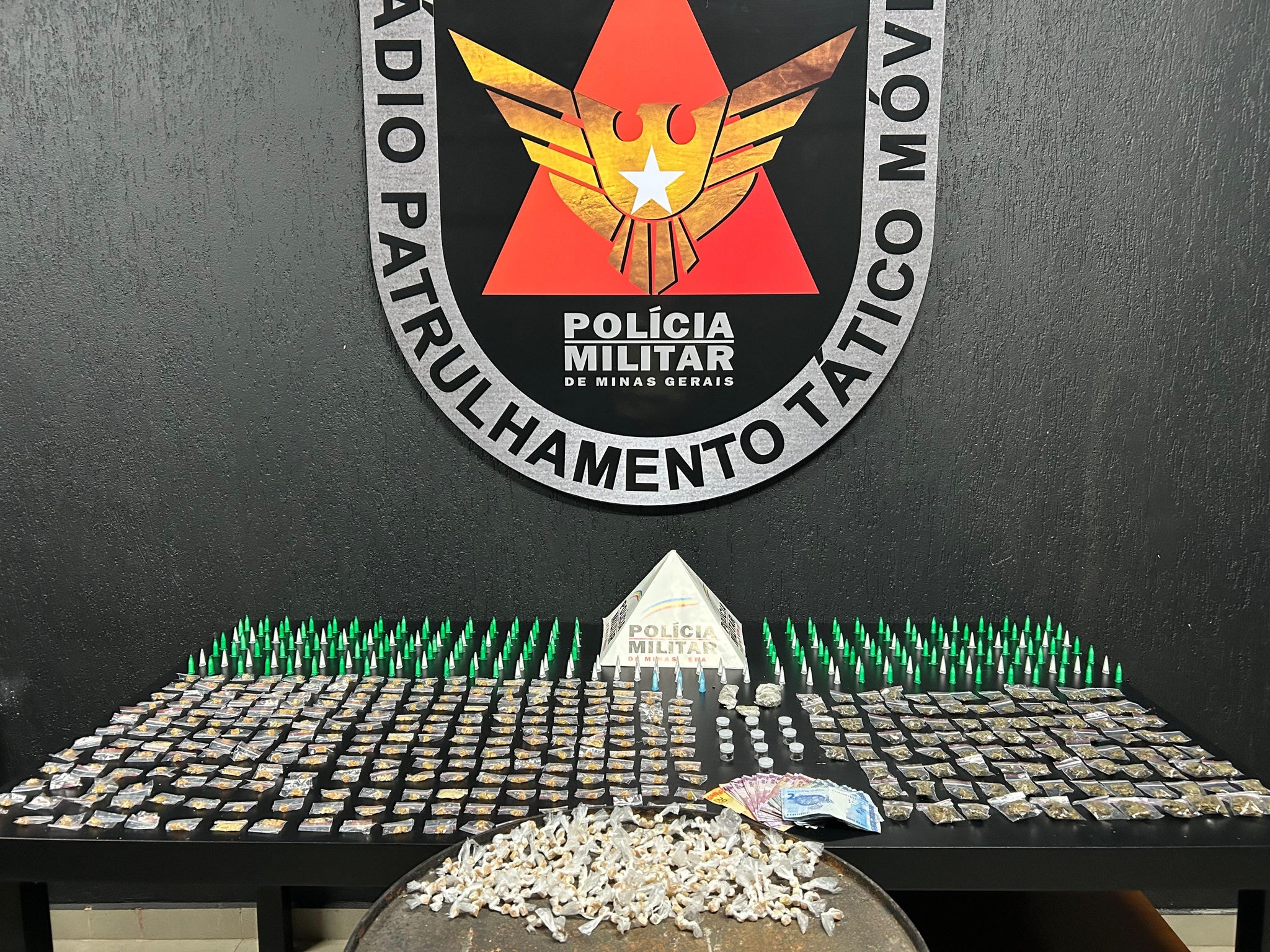 PM apreendeu grande quantidade de drogas com os adolescentes no Morro do Papagaio  