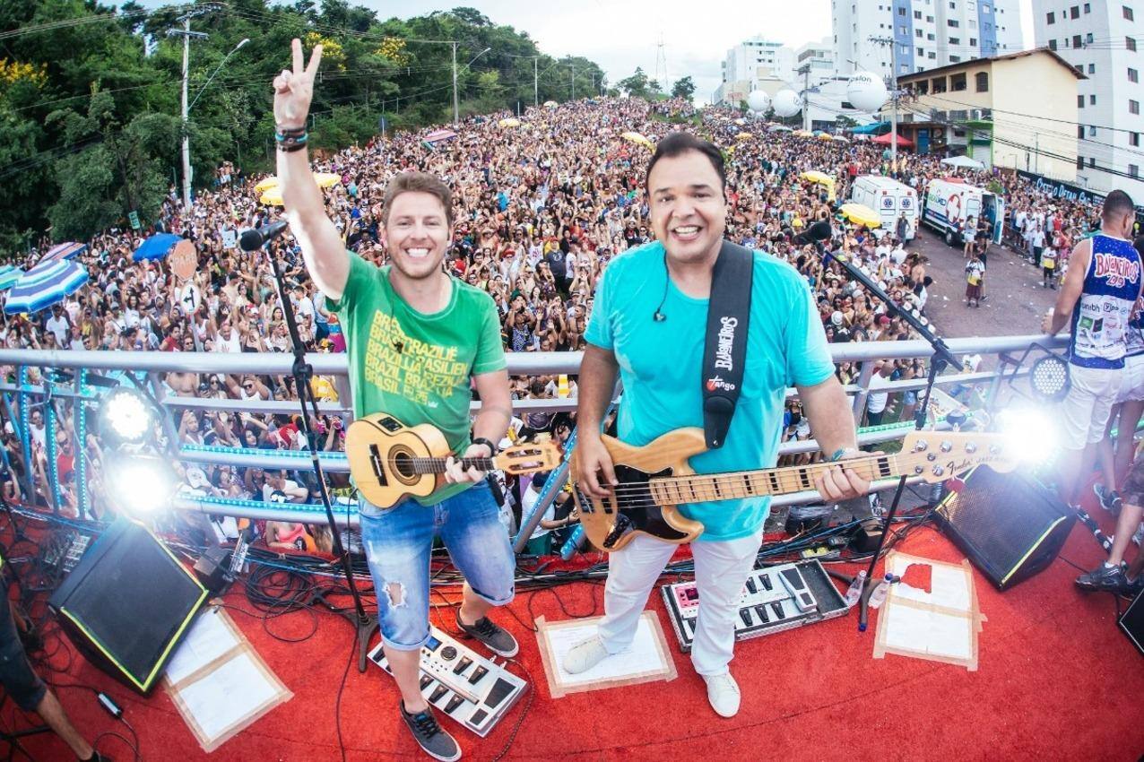 Danniel e Lelo puxam o trio no Bloco Baianeiros