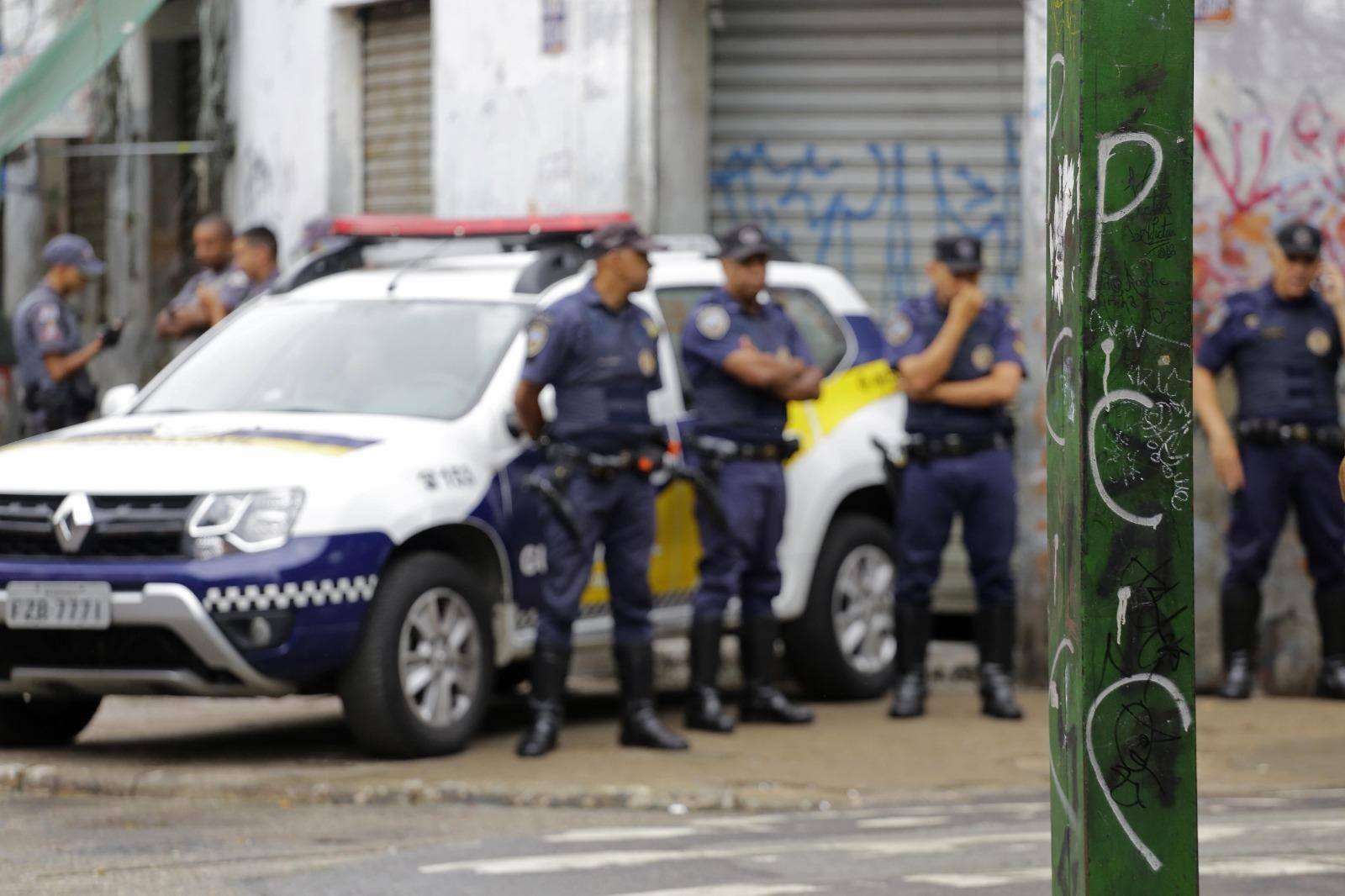 Poste e visto pichado com as siglas da facção criminosa PCC (Primeiro Comando da Capital) na região conhecida como cracolândia, no bairro da Luz, no centro de São Paulo