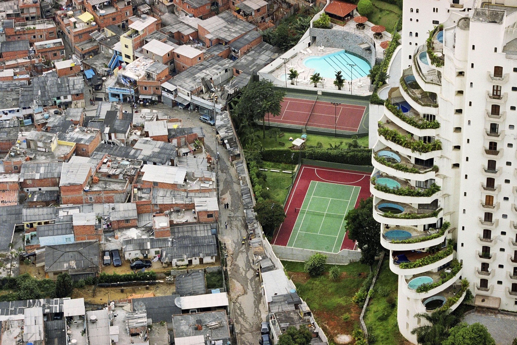 Vista do bairro do Morumbi, em São Paulo (SP), mostra prédio de apartamentos de luxo que faz divisa com a favela de Paraisópolis