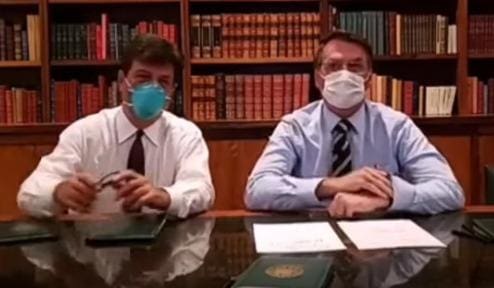 Presidente Jair Bolsonaro e o ministro da Saúde, Luiz Henrique Mandetta, usam máscaras cirúrgicas em live no Facebook